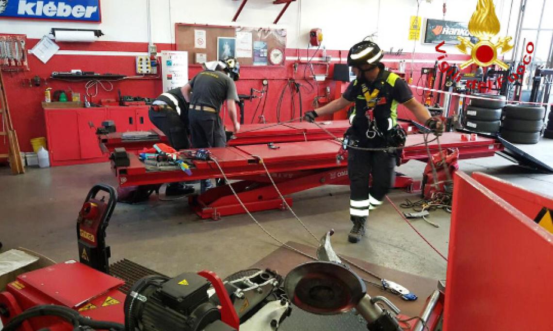 CIGLIANO. Un operaio 29enne di Crescentino cade nel vano di un montacarichi
