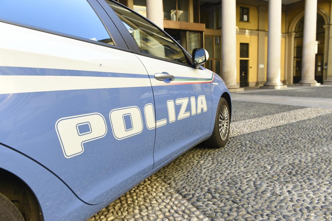 Aggredisce i clienti di un locale di Intra e lancia una sedia contro la polizia: quarantenne fermato con il taser e arrestato