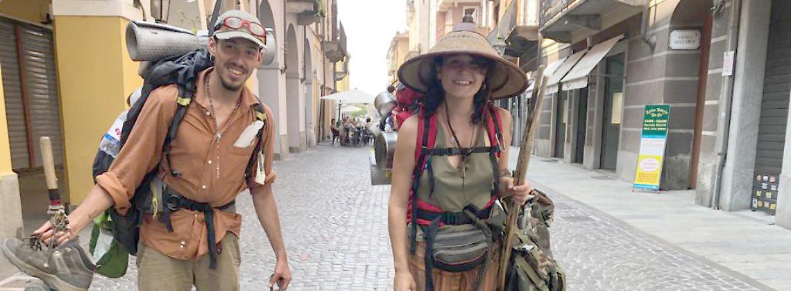 Due pellegrini lungo la via francigena canavesana a Chivasso