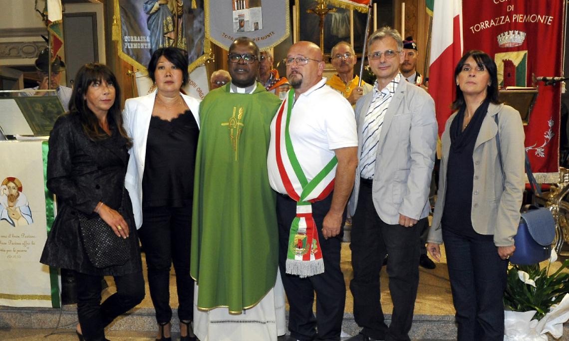 TORRAZZA. Applausi e lacrime per l’ultima  messa dell’amato don Patrice