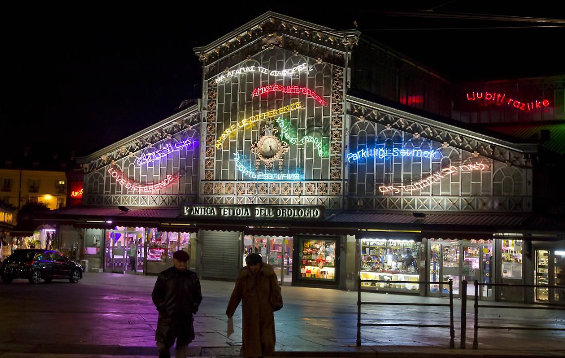 Che bella che è Torino con le luci d'artista. Anche i cinesi se ne sono accorti
