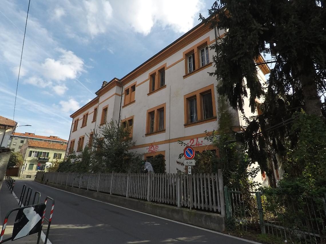 CHIVASSO. Puzza, sporcizia, ubriaconi e malintenzionati: che c'è di peggio di una passeggiata in via Ceresa?