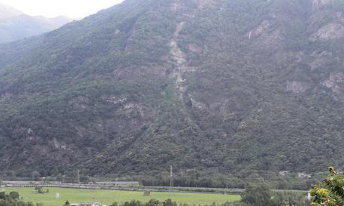 QUINCINETTO. Torna a muoversi la frana. Chiusa l'A5 tra Ivrea e Pont Saint Martin