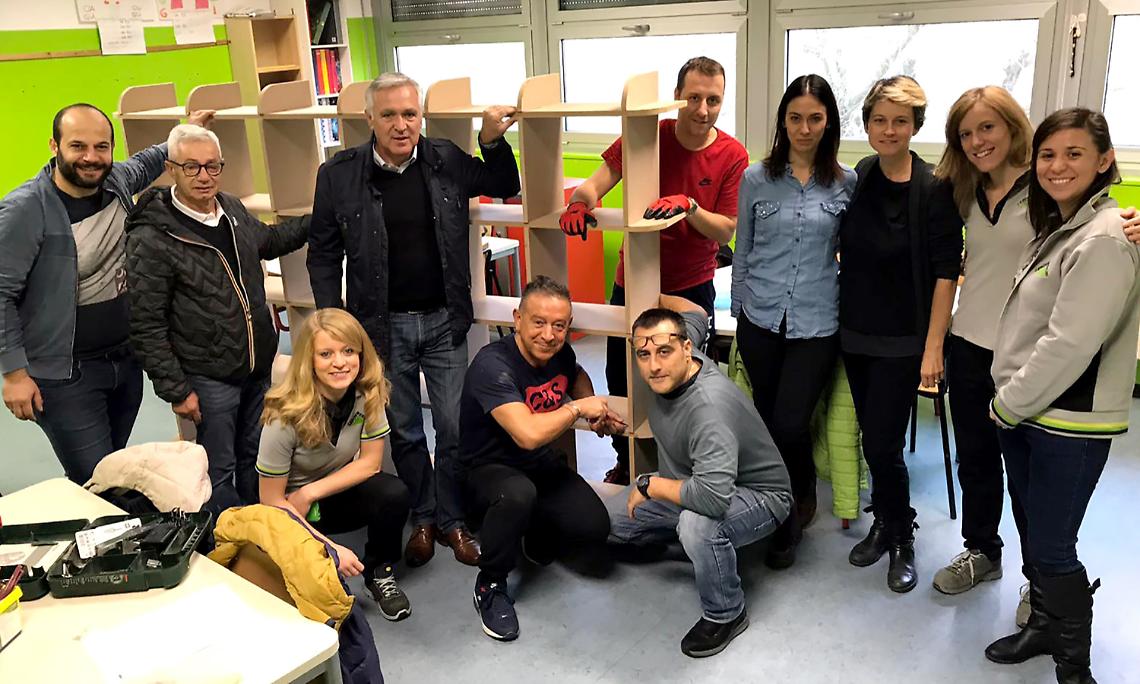 SETTIMO. A scuola senza zaino, i genitori costruiscono gli scaffali per aiutare i ragazzi nel progetto