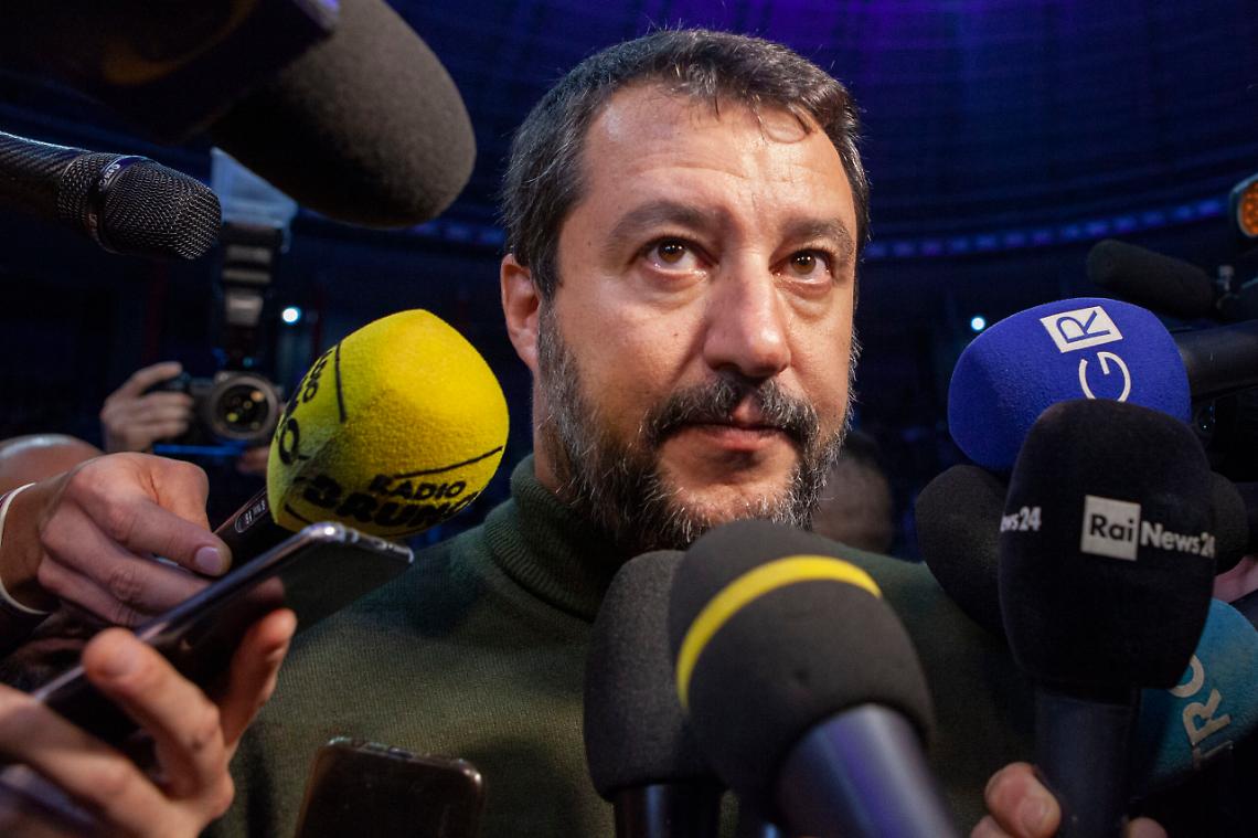 TORINO. Salvini acclamato al Lingotto dai leghisti