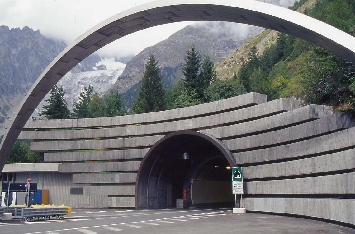 Il Monte Bianco chiuso per 7 settimane, ma non si sa ancora da quando. Domani riapre invece il Frejus