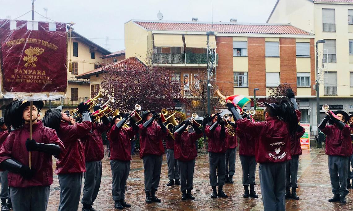 SETTIMO. I bersaglieri sfilano in centro per la festa di Santa Cecilia