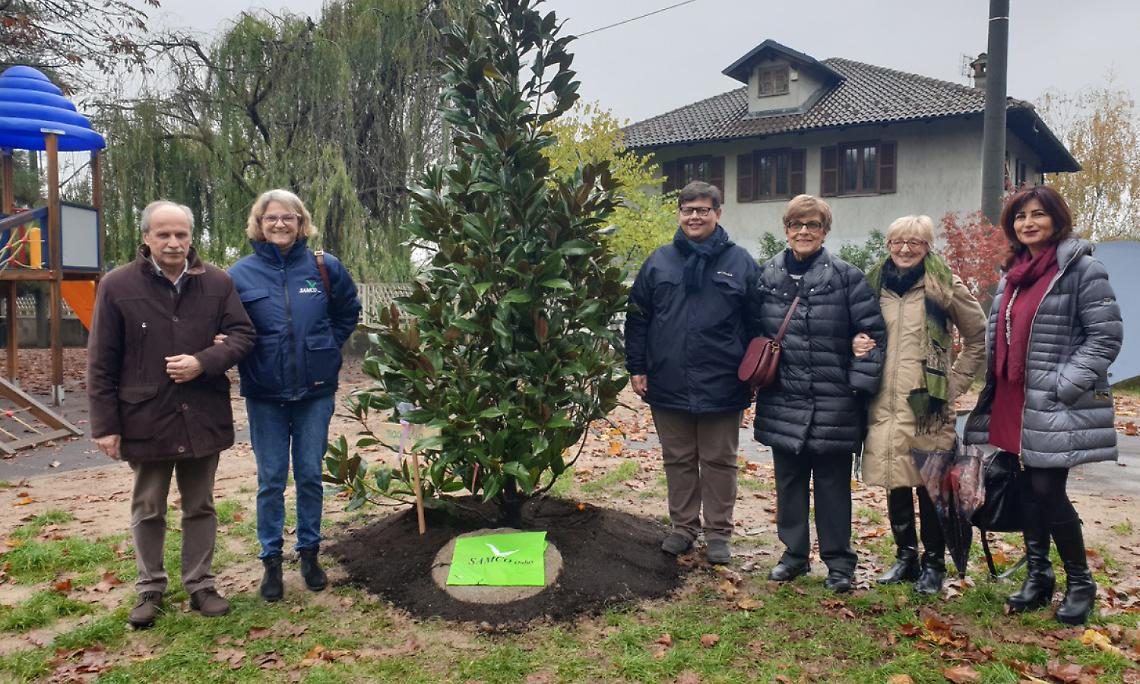 CHIVASSO. La Samco dona una magnolia alla scuola Mazzucchelli