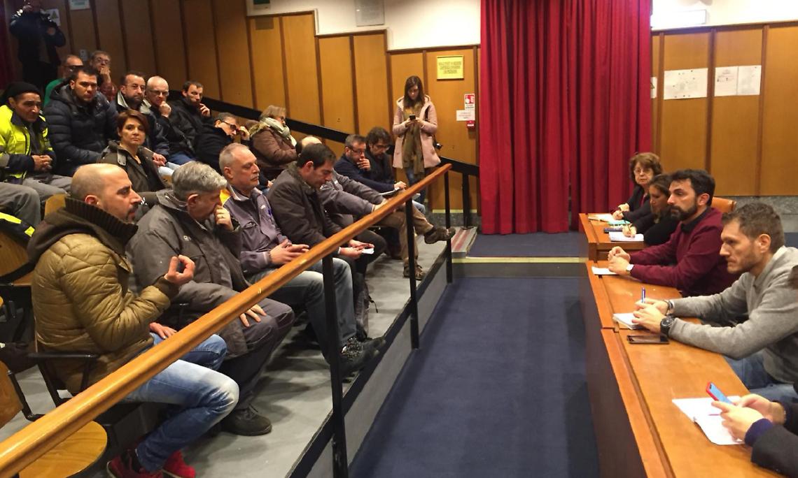 SAN MAURO. I lavoratori di Cnh in presidio presso il Municipio della città