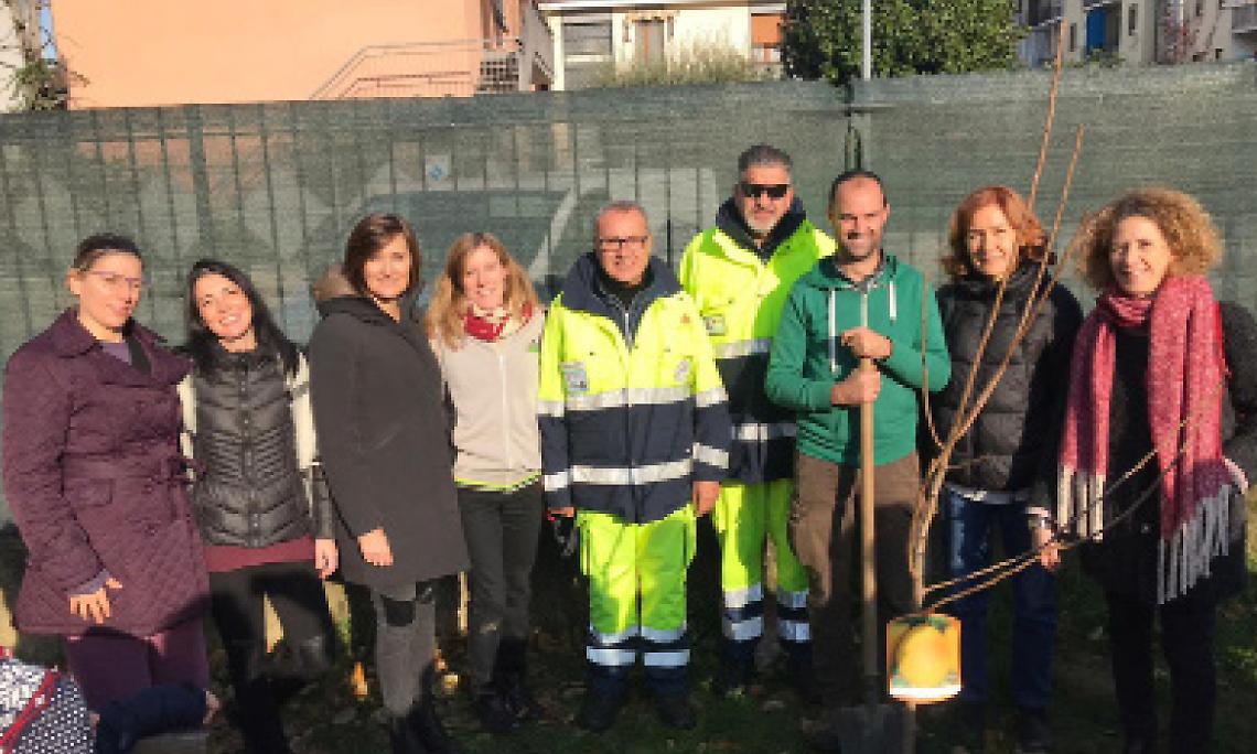 SETTIMO. I bambini delle scuole piantano un albero per accudirlo