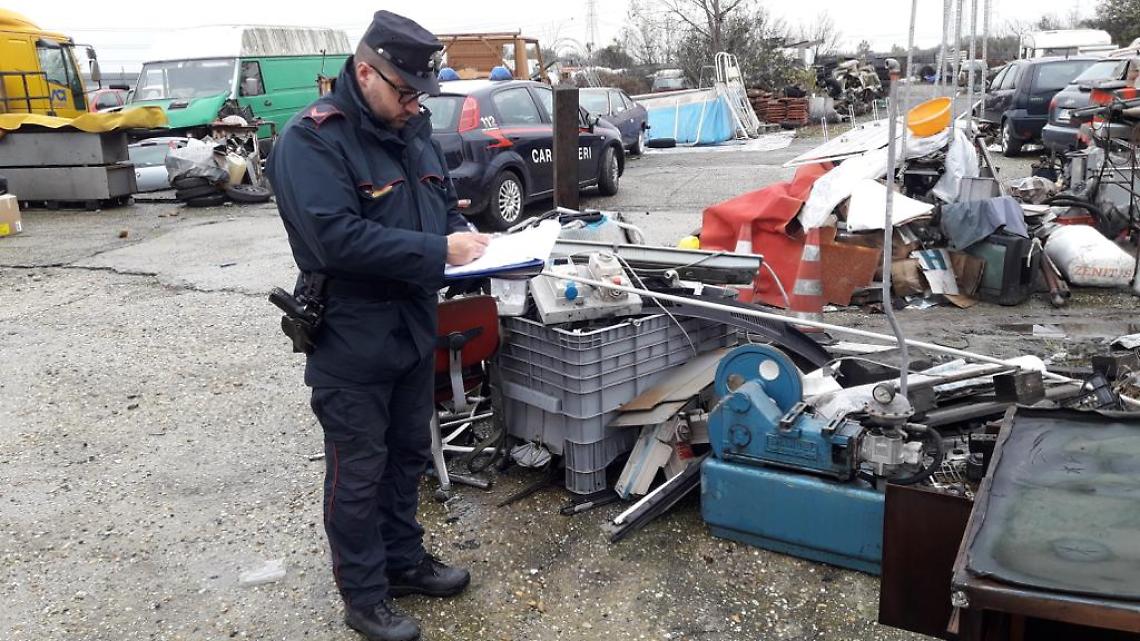 VEROLENGO. Scoperto deposito illegale di auto, denunciato il proprietario