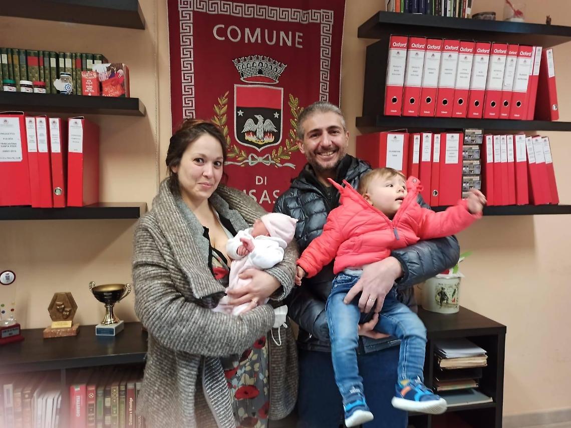 BRUSASCO. Bimba nasce in auto: miracolo in via Delle Scuole