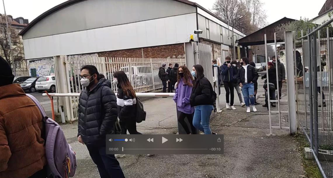 A Torino la protesta degli studenti dell'Albe Steiner contro la dad