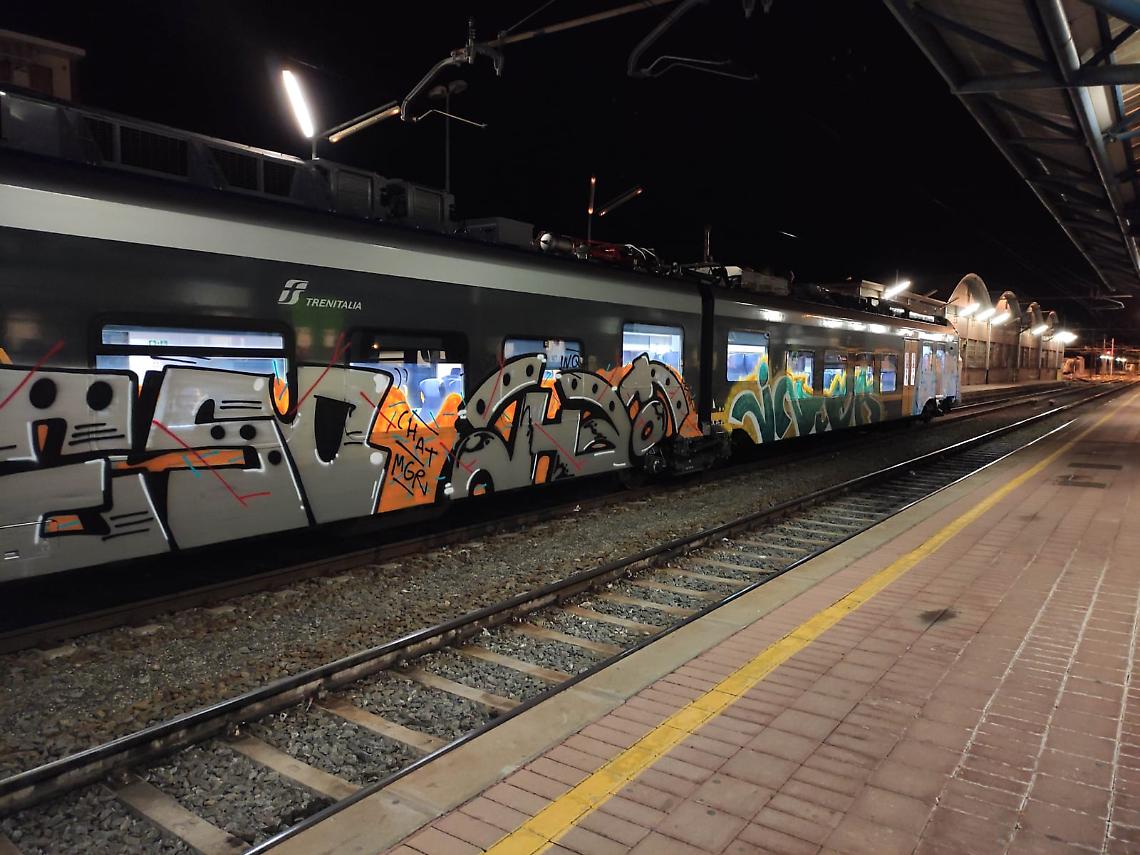 RIVAROLO. Vandalizzato il nuovo treno Pop, Fava: "Divertimento da imbecilli"