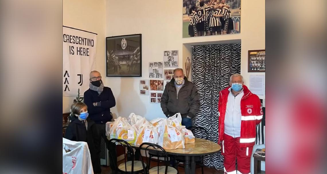 CRESCENTINO. Lo Juventus fan club dona pacchi alimentari