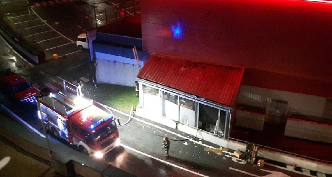 SETTIMO. Un magazzino prende fuoco per i petardi, due settimesi riescono a domare le fiamme
