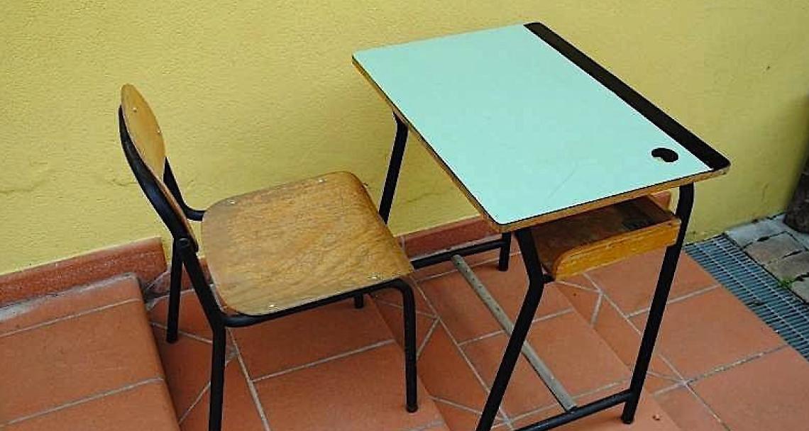 BIANZÈ. Con 20 euro ti porti a casa un vecchio banco di scuola
