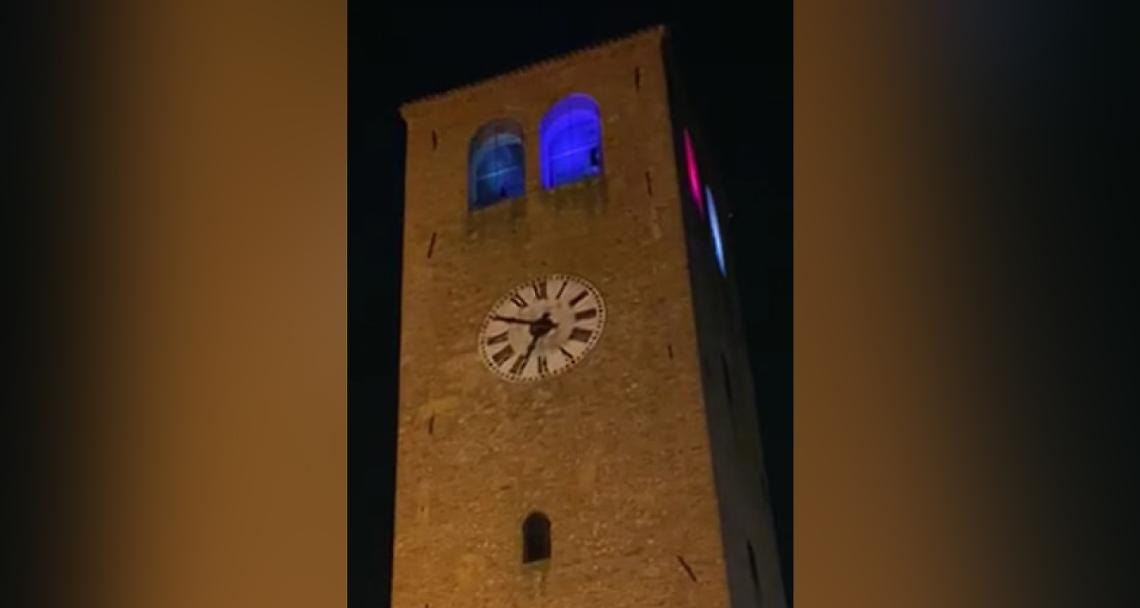 CRESCENTINO. La Torre Civica illuminata con i colori di Arlecchino