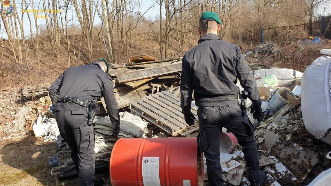 CHIVASSO. Amianto e rifiuti in un campo, Scoppettone: “Non c’entriamo nulla, sono stati buttati da non so chi”