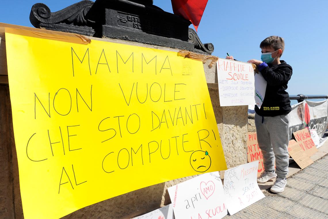 Com'è la scuola dei "genitori". Nascono da incendiari e muoiono pompieri? Le reazioni del Comitato PAS