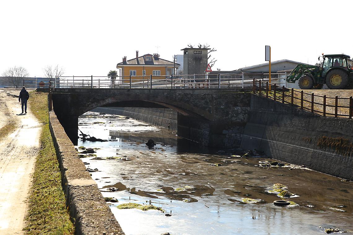 IVREA. Rifiuti nel Naviglio: perchè il sindaco non firma un’ordinanza?