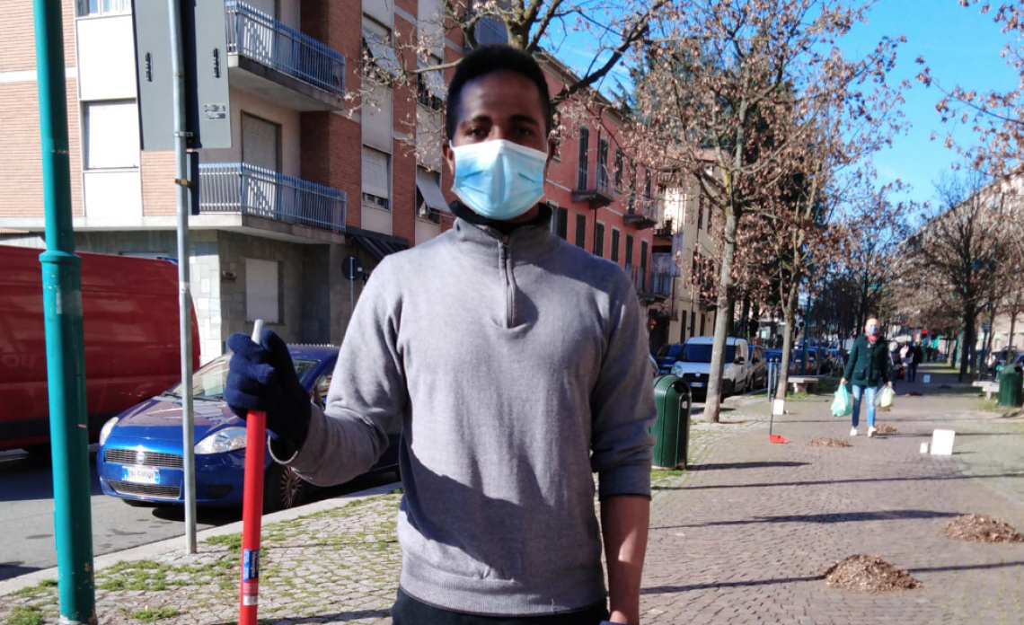 CHIVASSO. Oliver, migrante nigeriano che pulisce i nostri viali. In cambio di pochi spiccioli