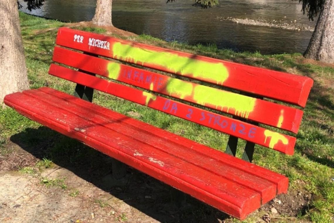 CHIVASSO. Imbrattata una panchina rossa. Vigliaccata contro "Michela".