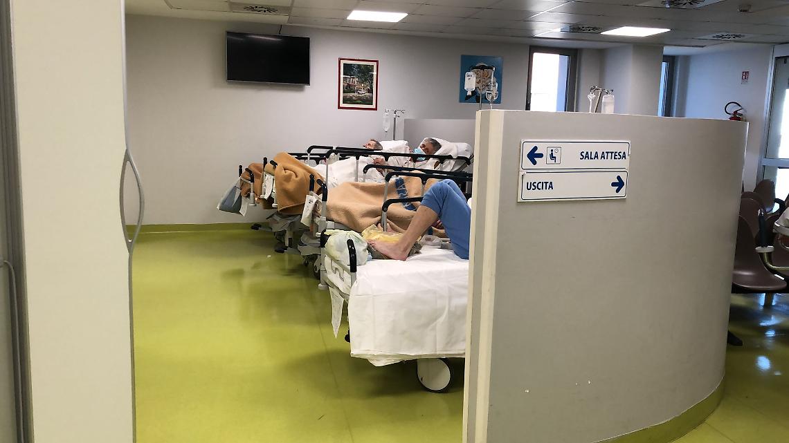Al Maria Vittoria pazienti nel pianerottolo. A Chivasso in "sala d'attesa". A Rivoli in corridoio. Terapie intensive occupate al 60%