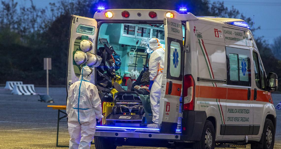 Il Covid continua a correre, allerta per anziani e fragili