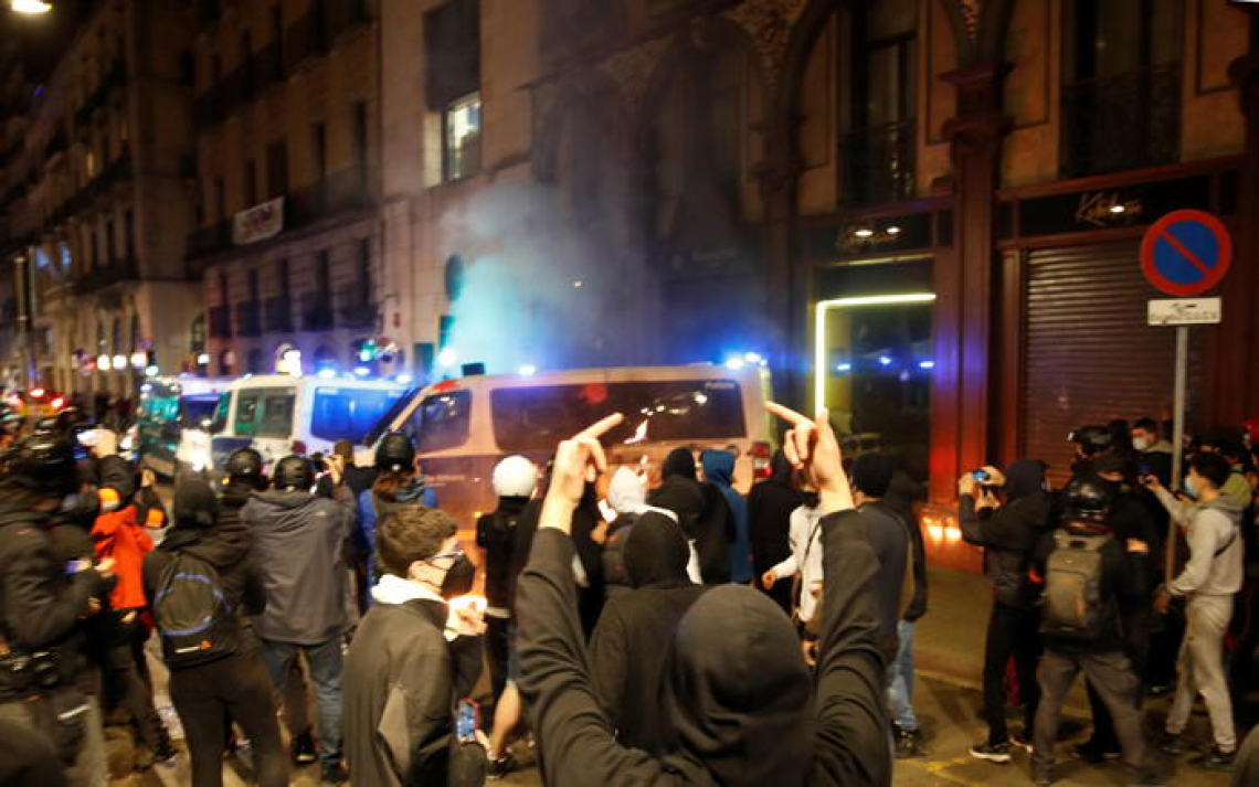 Una eporediese e un ciriacese arrestati negli scontri a Barcellona