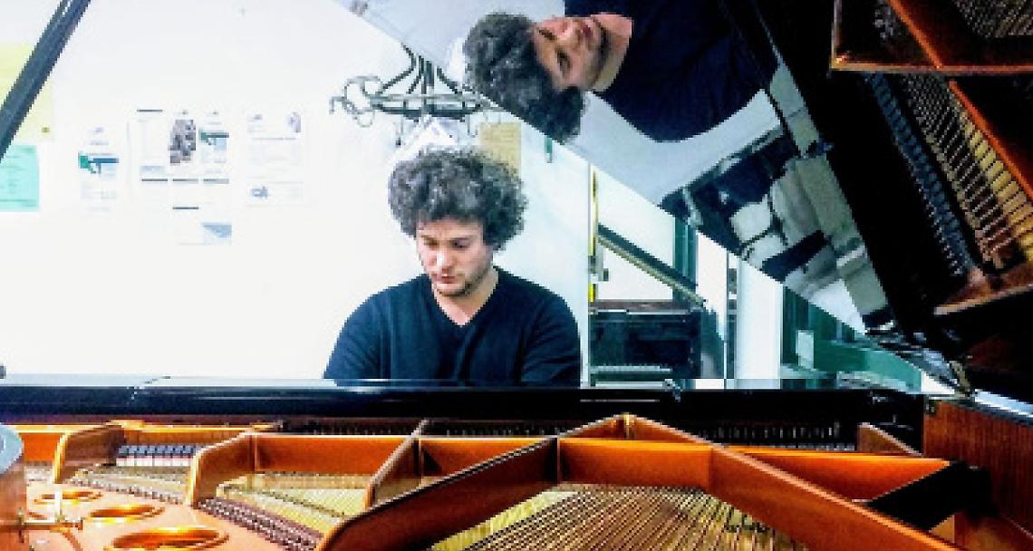 CASTELLAMONTE. Il pianista Marco Sartore diventa consulente del portale “Piano Solo”