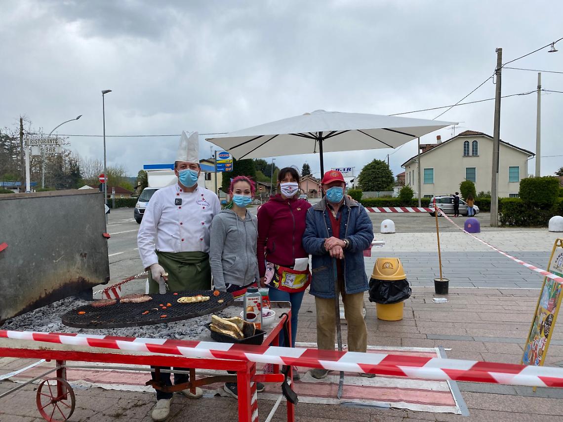 MONTEU DA PO. La resilienza del ristoratore Mencagli: “La mia cucina in strada, sulla Sp 590” (VIDEO)