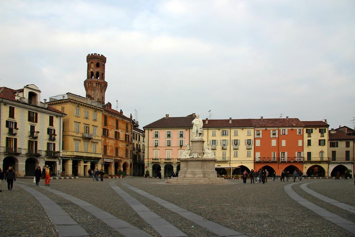 Vento forte sul Vercellese: cadono tegole e intonaci