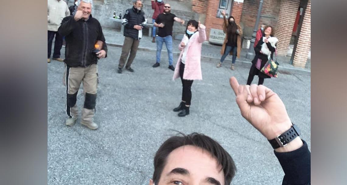 CINZANO. In barba alle regole, si trovano tutti in piazza  per un aperitivo