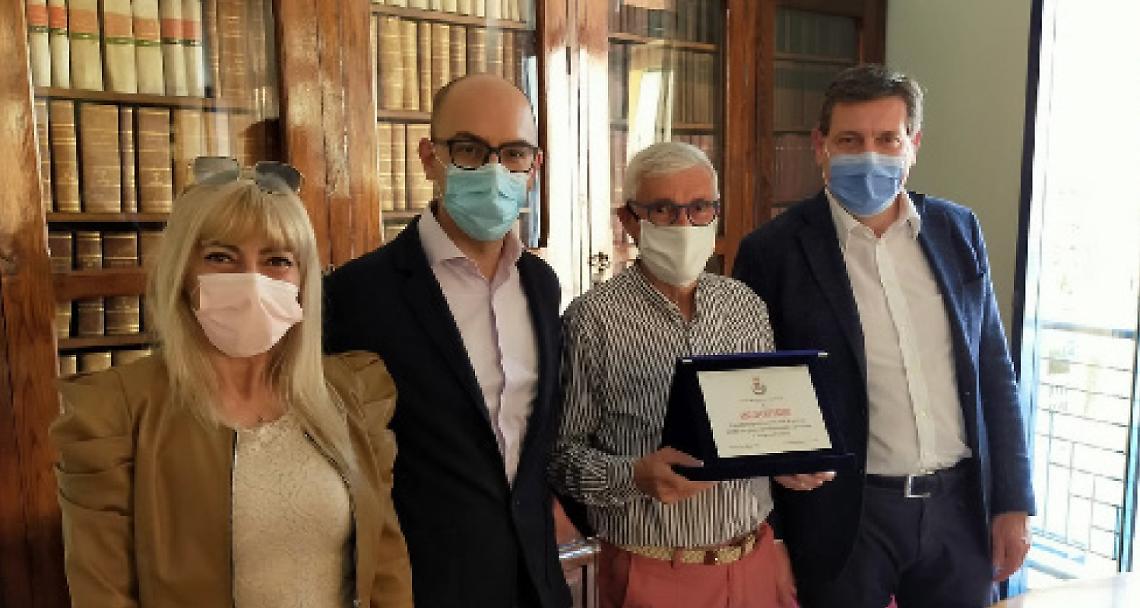 BORGARO. L’amministrazione comunale premia Roger Gottardo