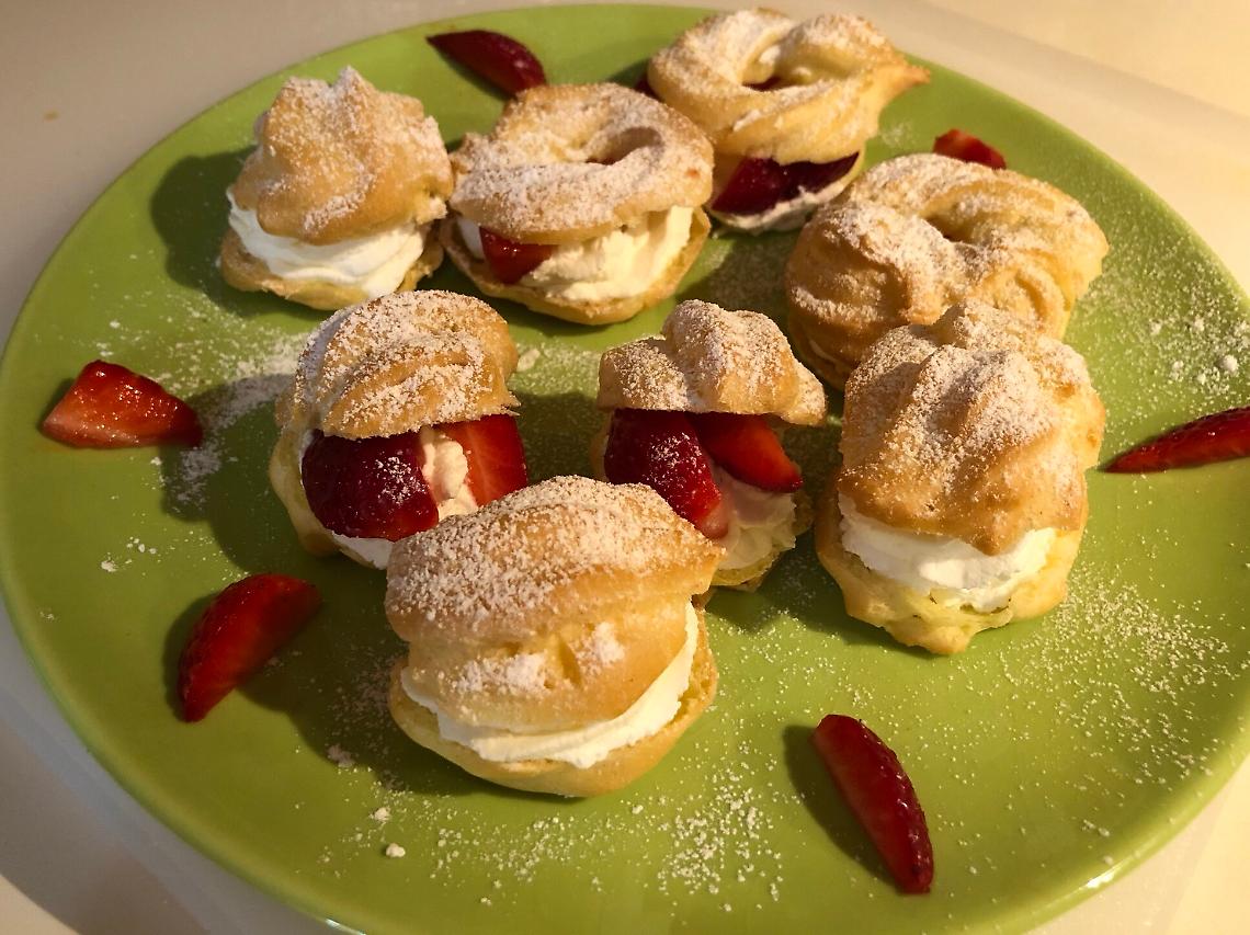 Bignè golosi con panna e fragole