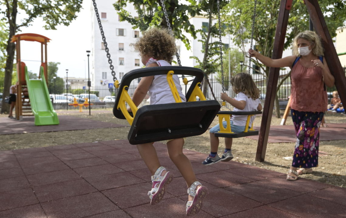 QUINCINETTO. Il parco giochi riapre, ma ad igienizzarlo devono pensarci le mamme