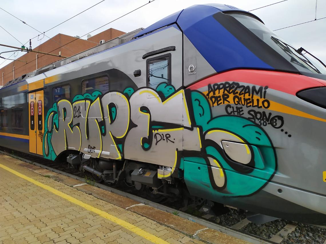 Treni imbrattati a Rivarolo. Fava: “I soliti imbecilli"