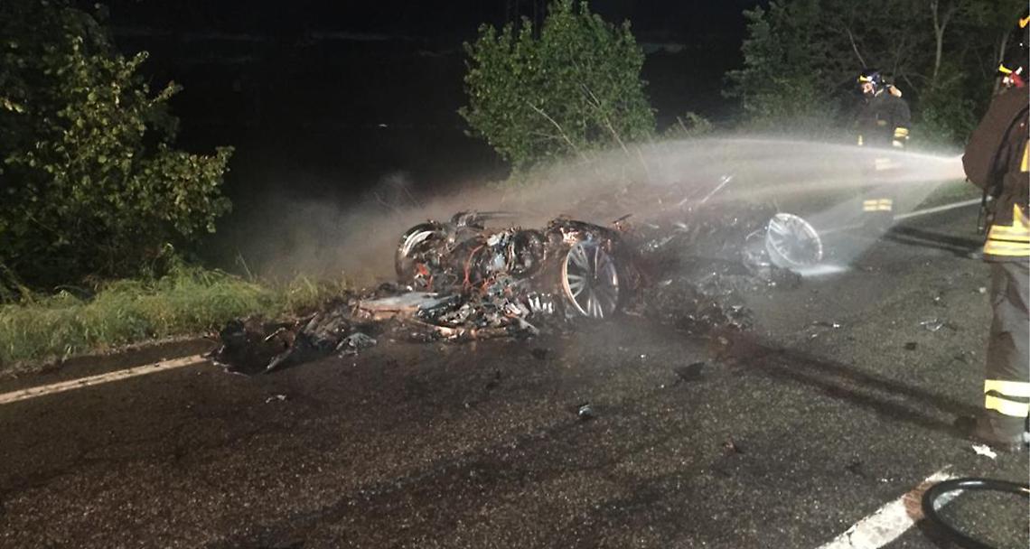 CASELLE. Disintegrata dalle fiamme un’auto ibrida in strada Goretta