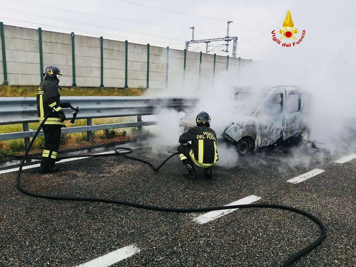 RONDISSONE. Macchina va a fuoco lungo l'autostrada Torino-Milano