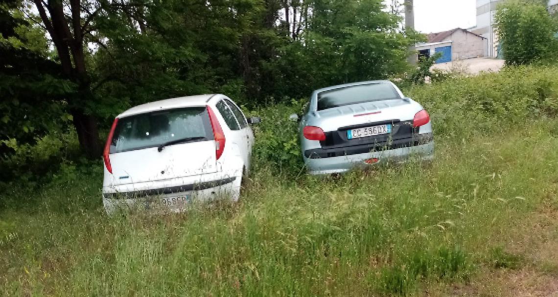 LAURIANO. Erba alta e auto abbandonate in stazione