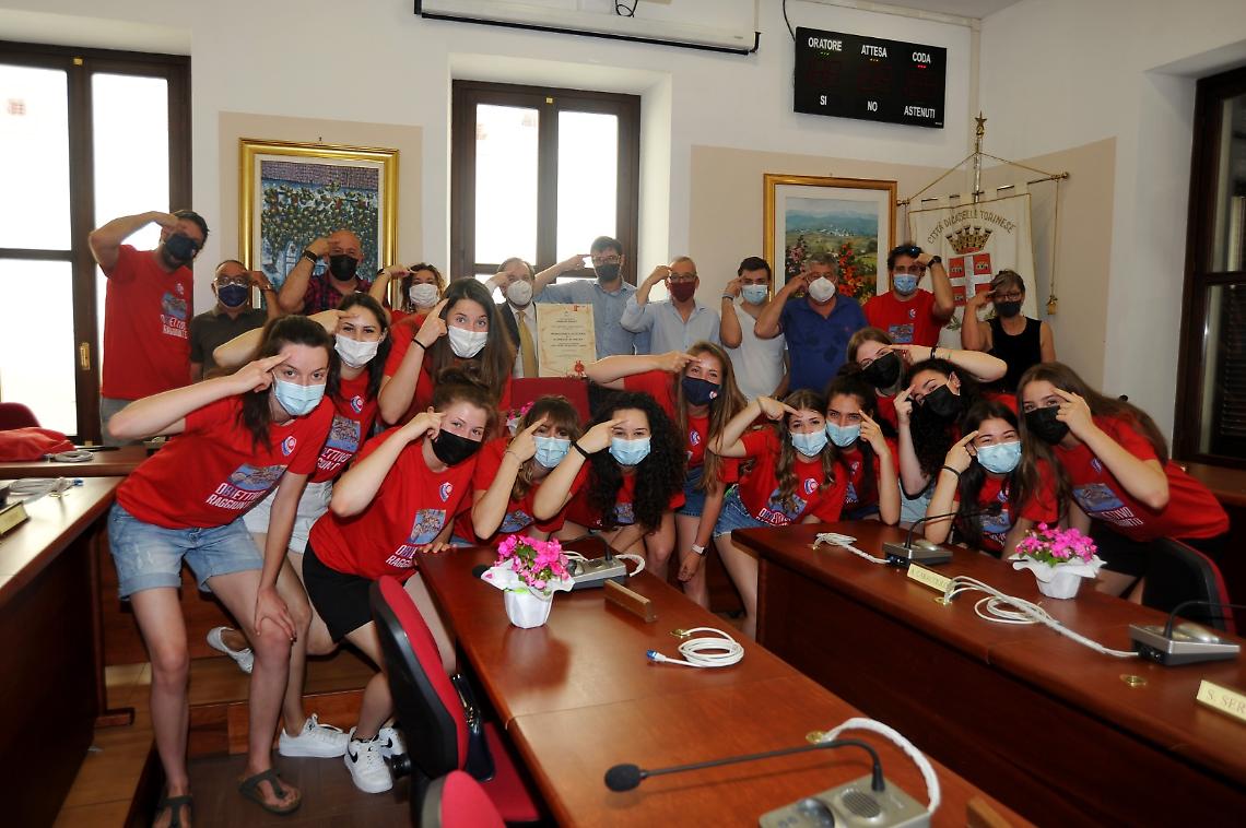 CASELLE TORINESE. La città rende omaggio  alle ragazze del Volley (LE FOTO)