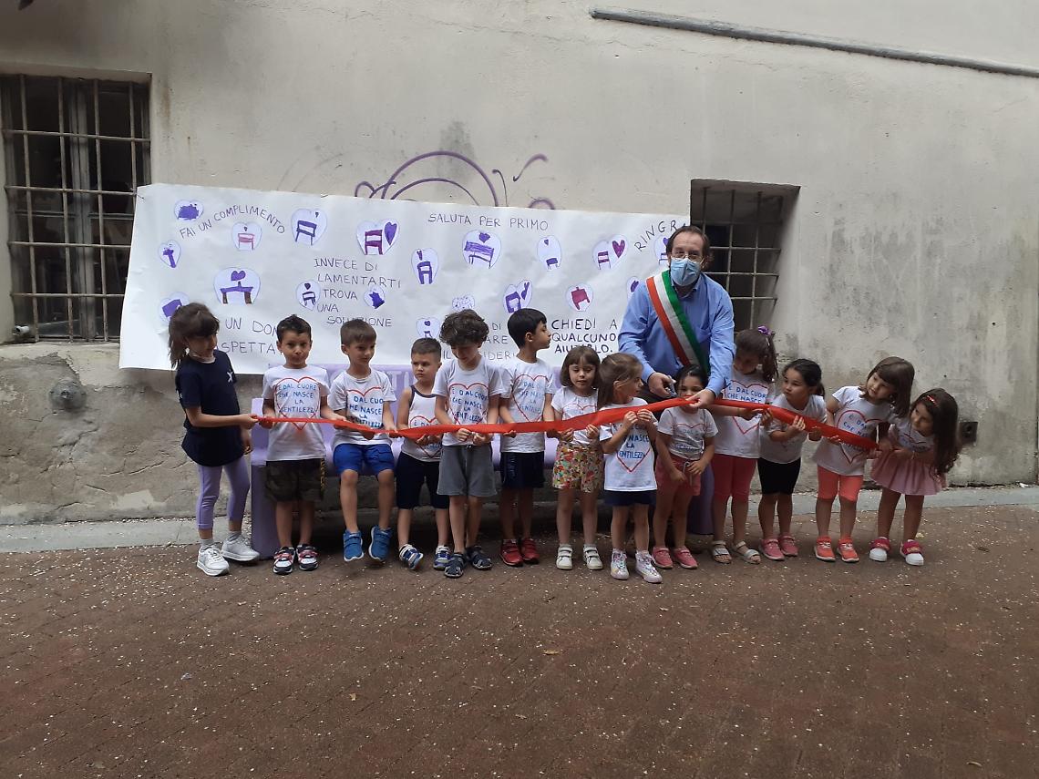 CASELLE TORINESE. Inaugurate sei "panchine della gentilezza"