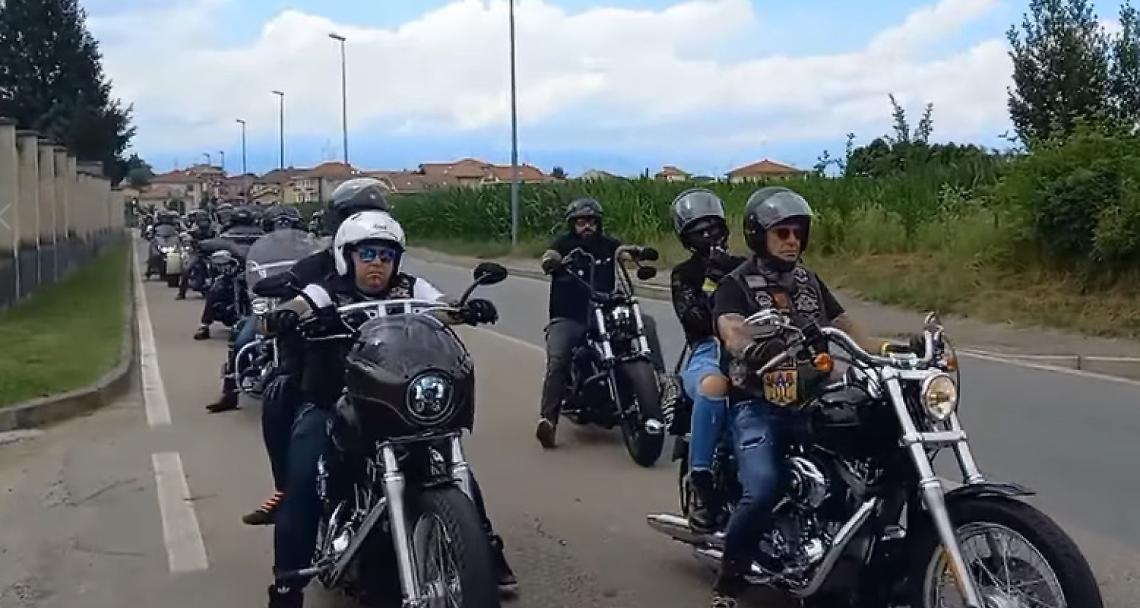 GASSINO TORINESE. Un lungo corteo di Harley per  ricordare l’amico Dario Mazzone