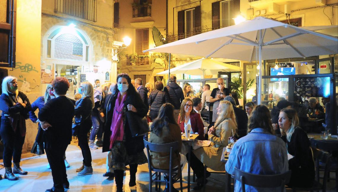 L'Italia verso la zona bianca dal 21 giugno, si discute su tavolate e discoteca
