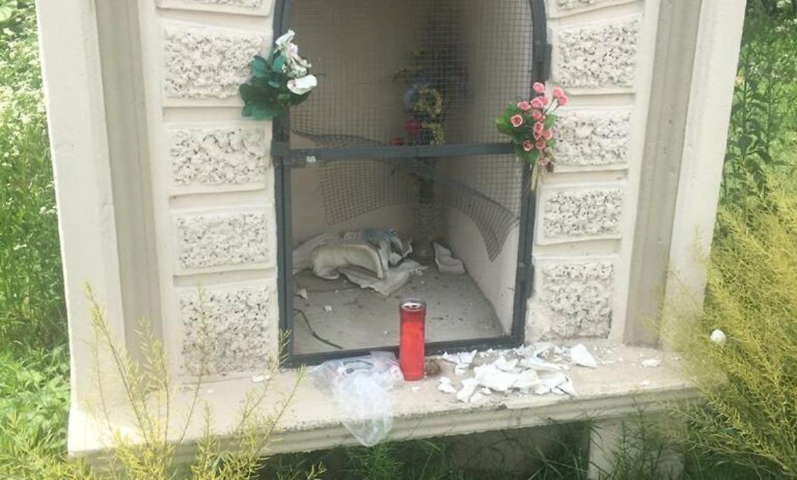 RIVAROSSA. Vandalizzato il pilone votivo, Vallino: "I barbari sono tra noi”