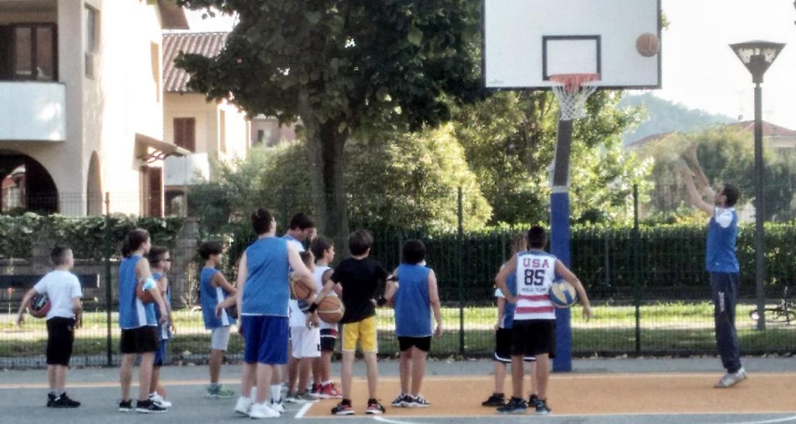 CRESCENTINO. “Zona bianca”: si ricomincia a giocare a basket all’aperto