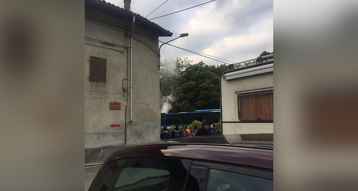 TORRE CANAVESE. Un altro autobus in fiamme, autista eroe salva gli studenti