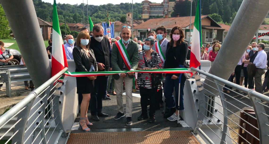 FRONT. Taglio del nastro per la passerella pedonale sul Malone (VIDEO)