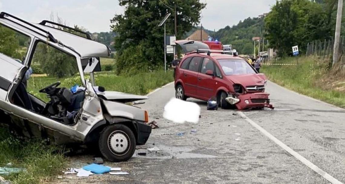 CRESCENTINO. Frontale tra due auto: c’è una vittima e si è ferito un giovane crescentinese